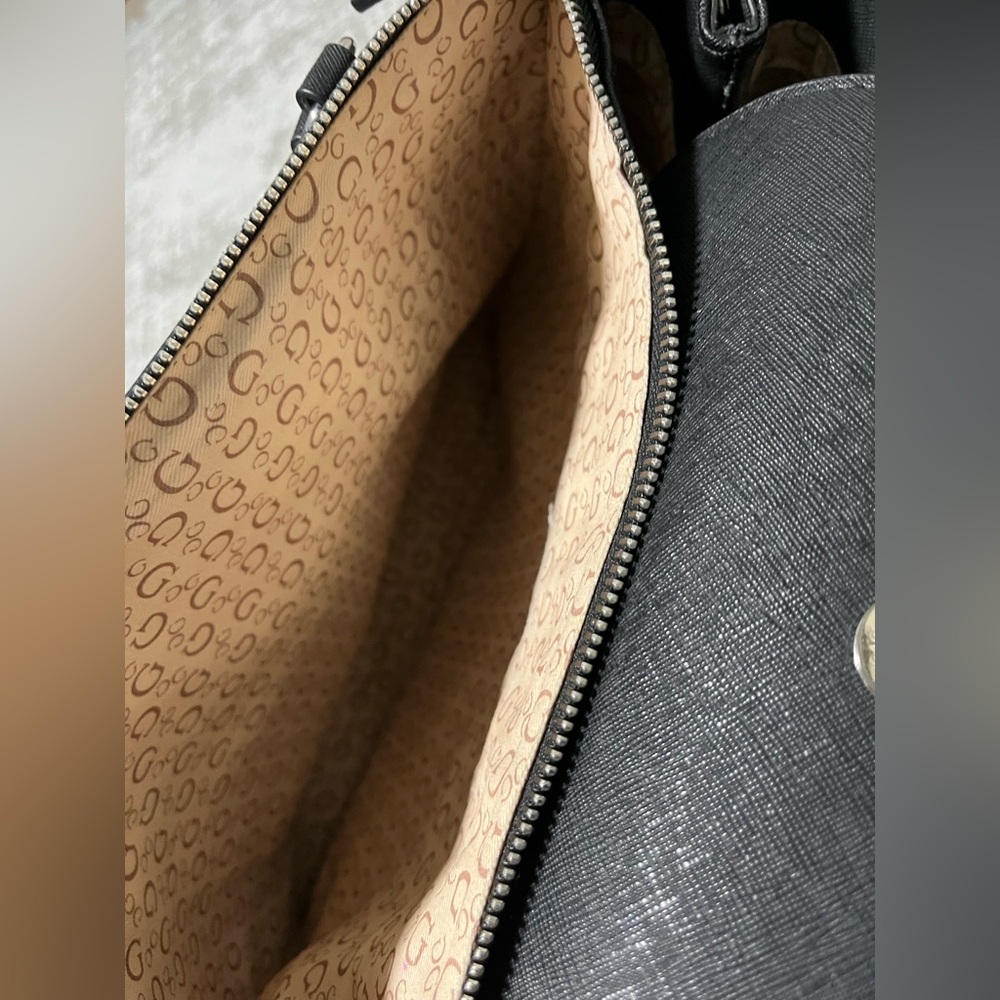 Guess purse - Picture 7 of 9